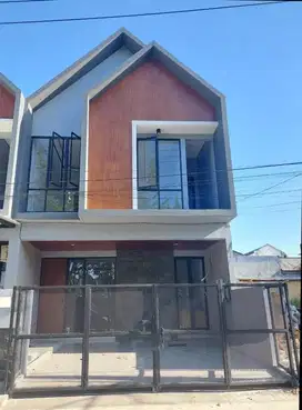 Rumah Manyar Tompotika dekat Araya Klampis Merr Pakuwon City (DNDGK)
