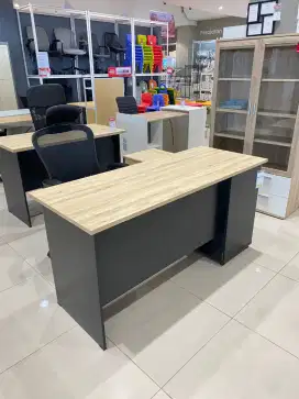 Meja kantor tipe L