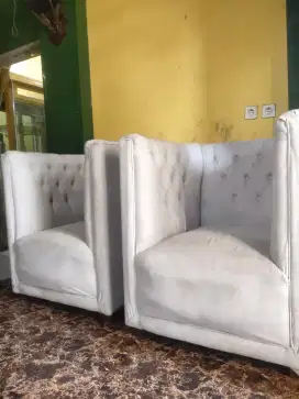 Sofa merah dan putih