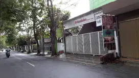 Dijual rumah usaha di Jl.Proklamasi 59 gresik Luas 236m LB 350m (2lt)