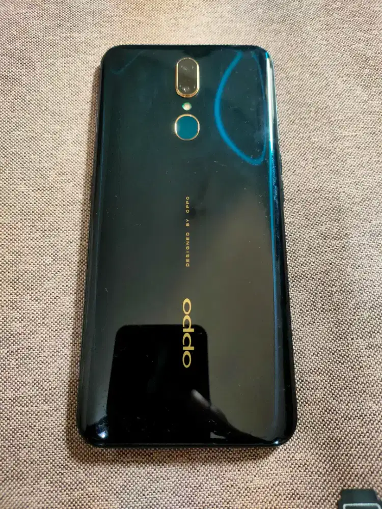 Hp Oppo F 11 warna hijau metalik