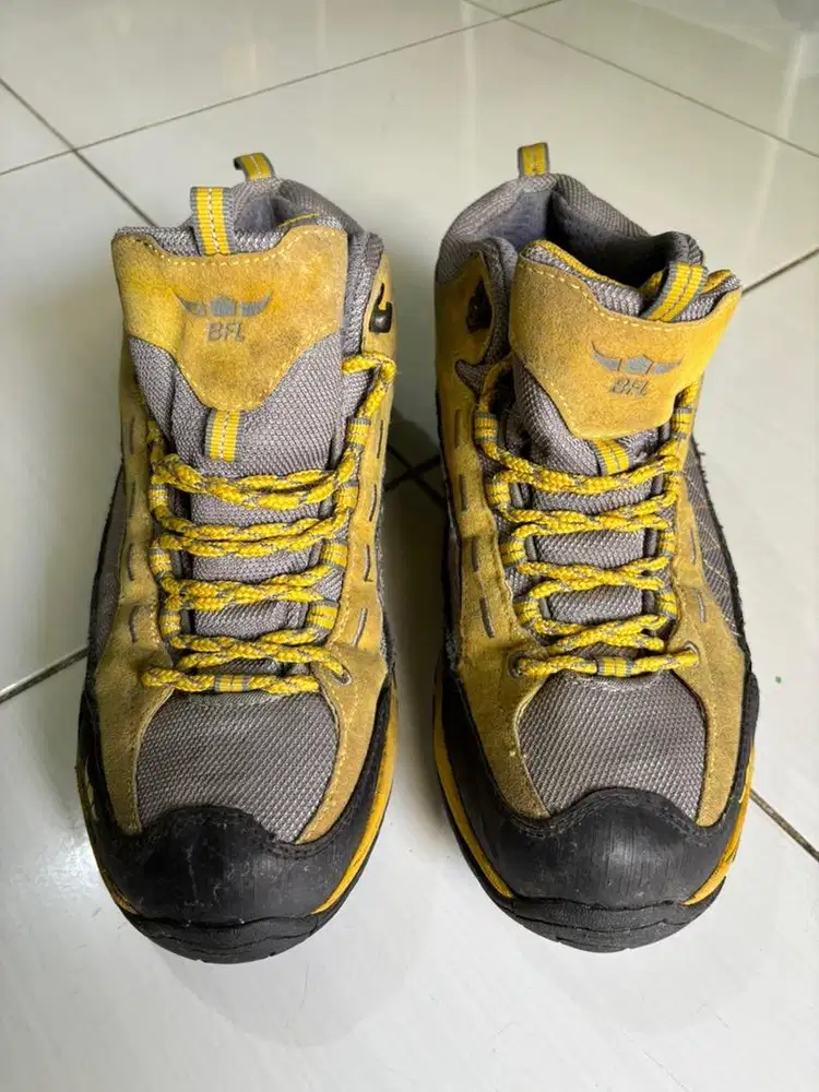 SEPATU GUNUNG BFL SIZE 41 UNTUK SIZE KAKI 39
