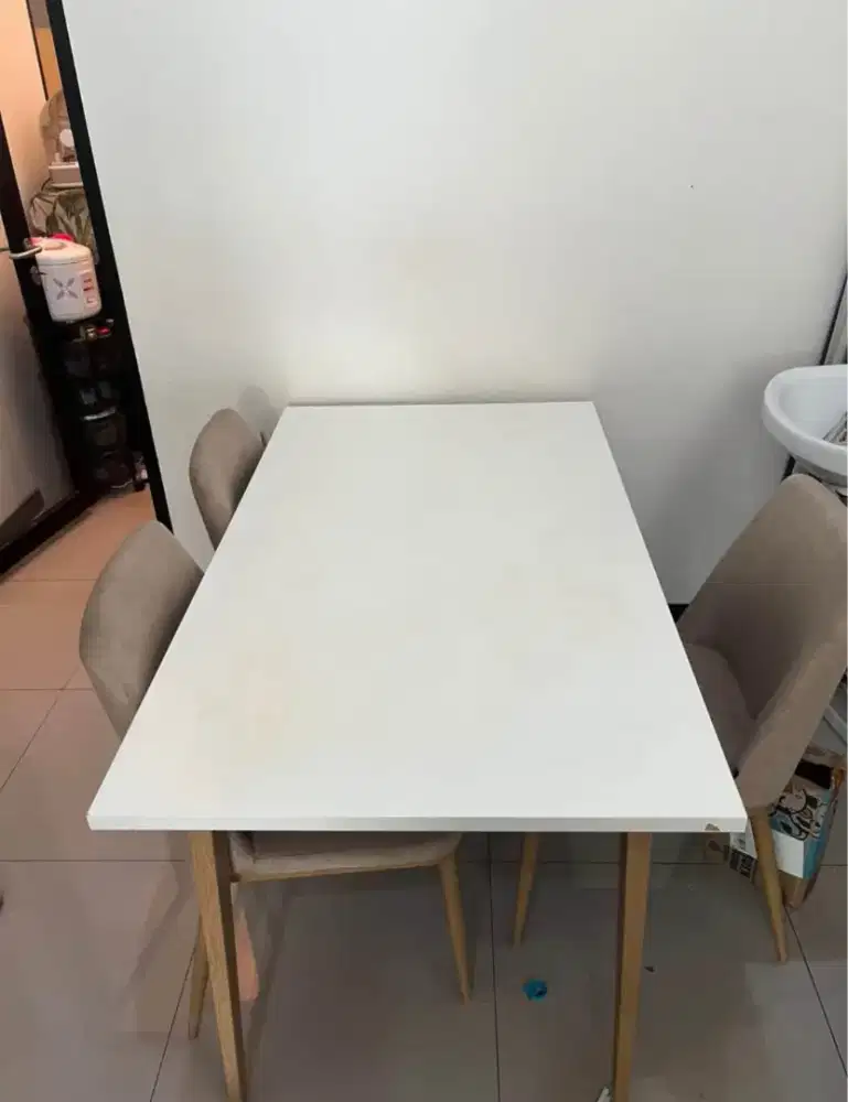 Meja Makan Informa