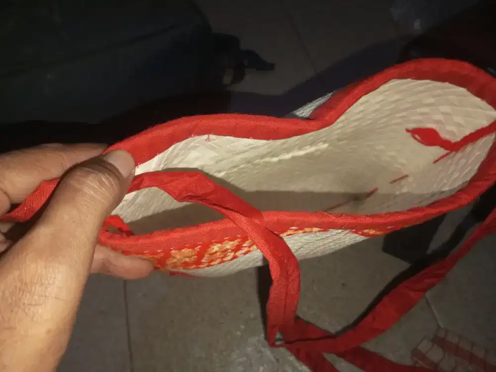 Tas tikar khas Flores