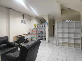 DIJUAL RUMAH BAGUS TERAWAT HADAP BARAT DEKAT TAMAN DI TAMAN SURYA 5