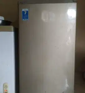 Freezer 4 rak merk aqua