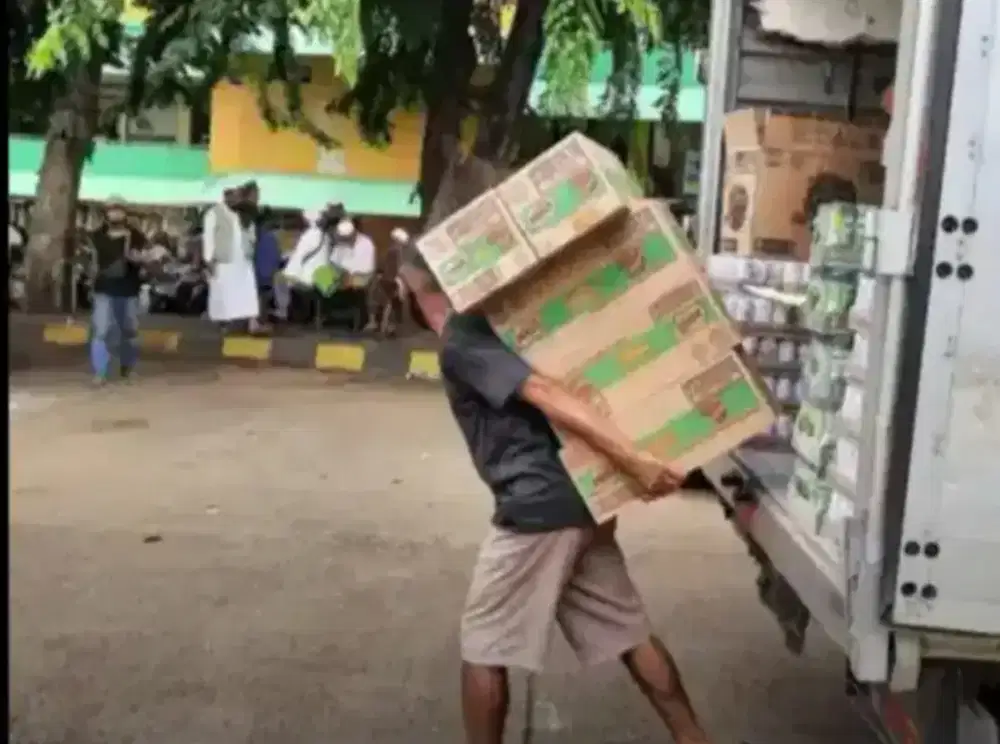 Karyawan Cowok Kuli panggul / Kuli Angkut di agen sembako