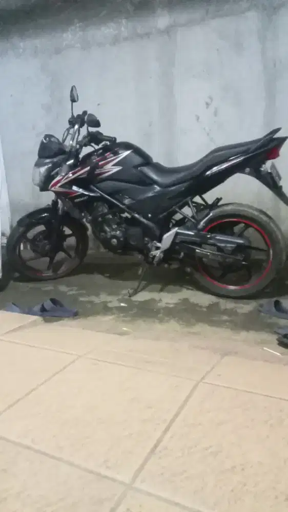 MOTOR LAKI HONDA CB 150R 2013