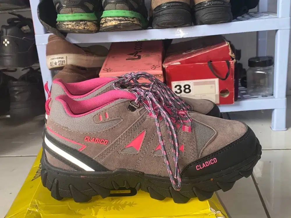Sepatu gunung wanita Merk cladico ukuran 36/37