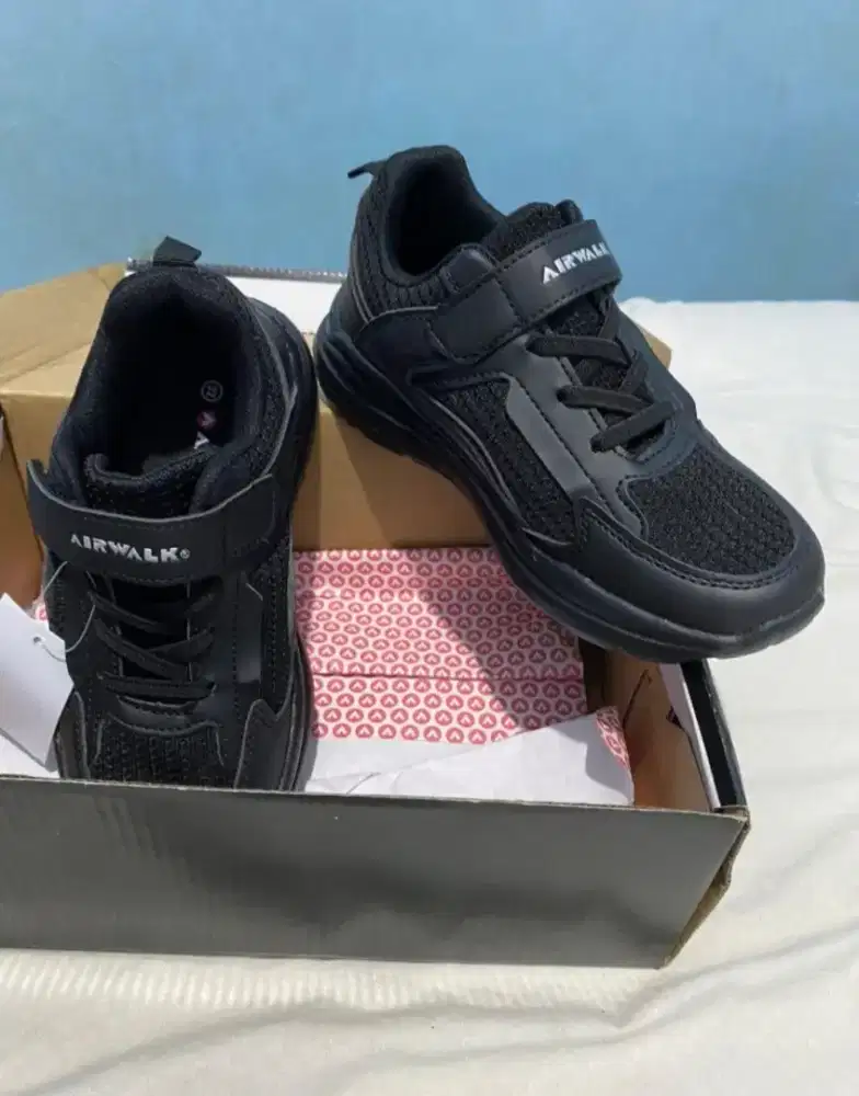 Sepatu sekolah airwalk