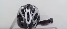 Helm dan kaca mata road bike