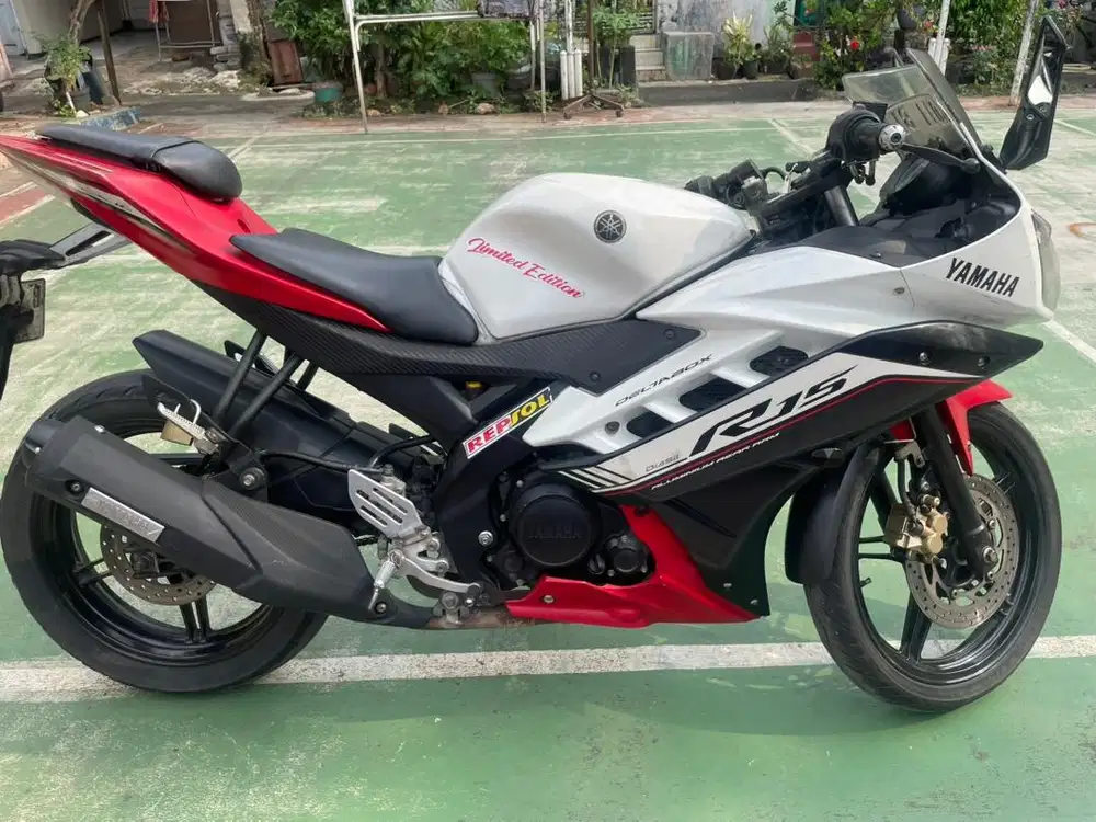 Motor Yamaha R15 V2 Tahun 2017 Warna Merah Putih + Surat-Surat Lengkap
