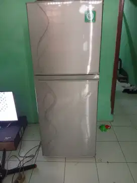 Kulkas Sharp 2 pintu kondisi bagus