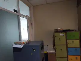 Ruang Kantor di Apartemen Metropolis