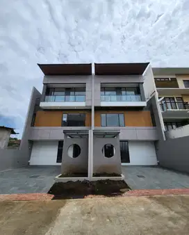 Dijual Rumah 3 Lantai di Setra Duta Lavida