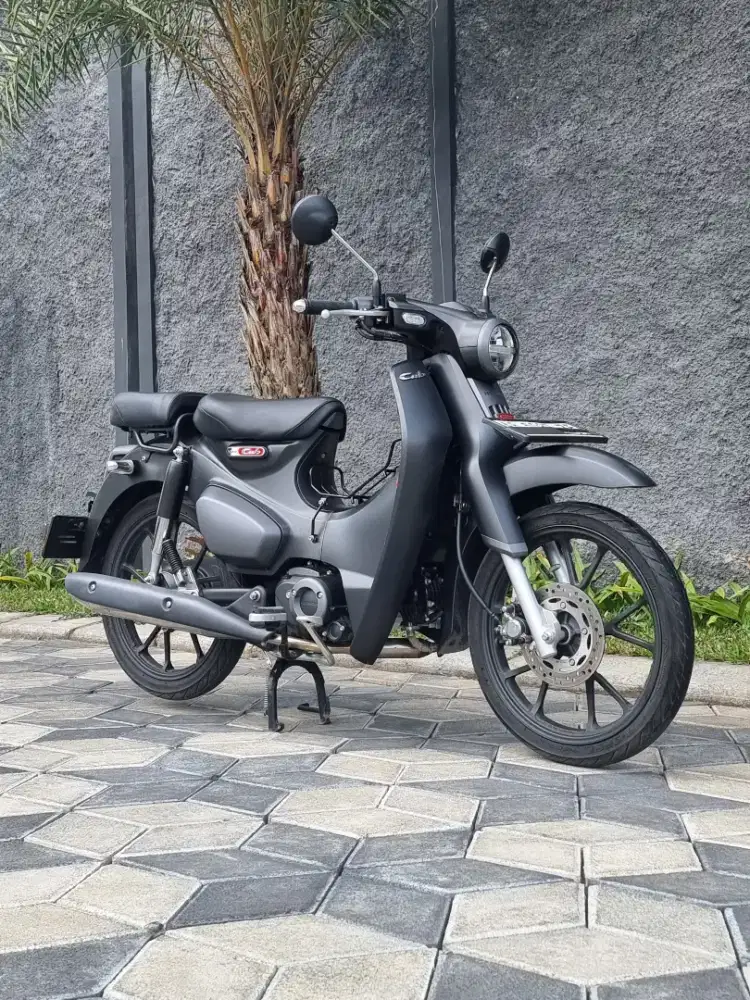 Honda Super Cub C125 Retro Keyless Hitam 2023 Odo 400 perak
