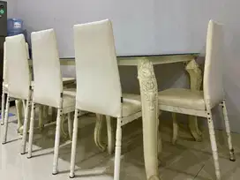 Meja makan minimalis