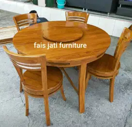 Meja makan bundar
