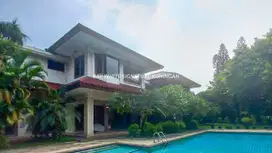 Rumah Mewah Lahan Luas di Jl Sekolah Kencana Lokasi Prime