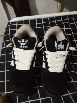 sepatu Adidas campus x korn