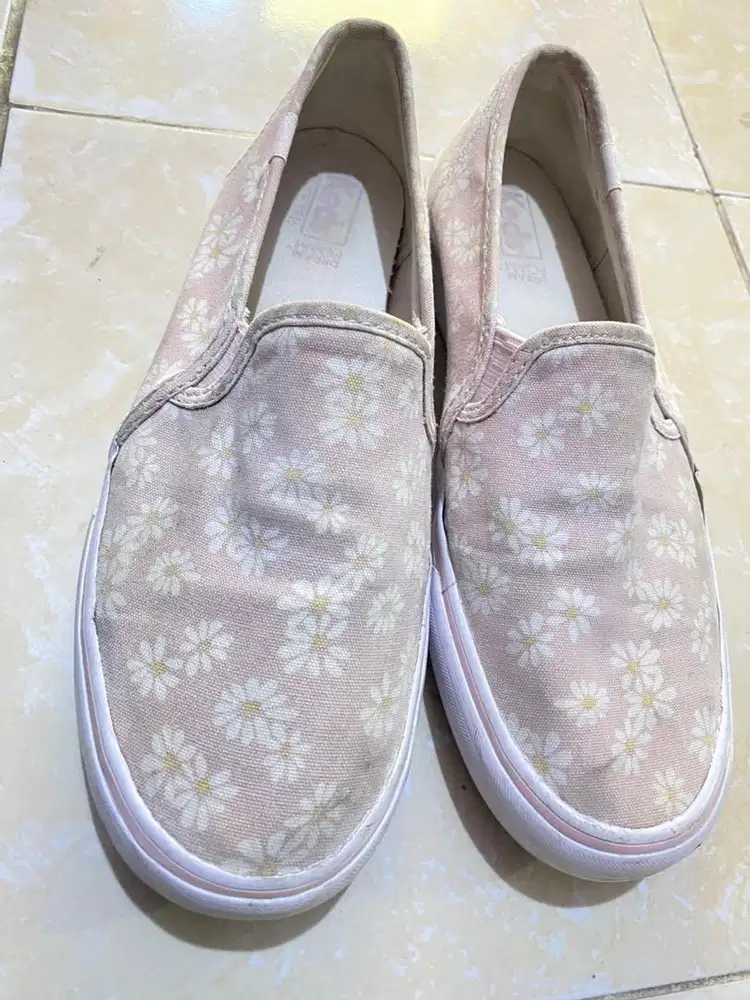 sepatu keds slip on