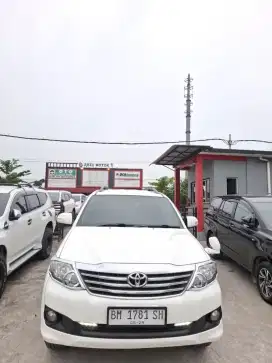 Fortuner 2014 V bensin (4×4) matic. Antik km 115rb