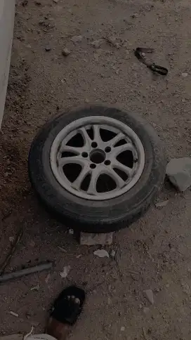 Ban dan pelak mobil