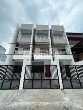 RUMAH BARU 3.5 LANTAI JELAMBAR JAKARTA BARAT