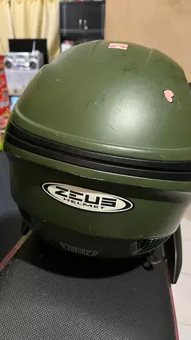 Helm ZEUS hijau