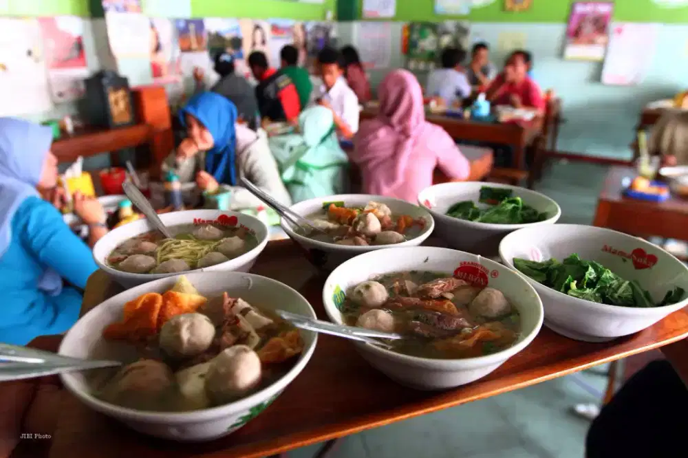 Cari tim kuliner bakso dan es teler