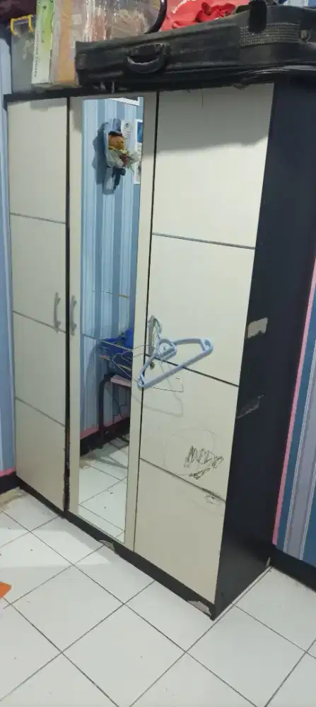 Lemari pakaian 3 pintu