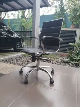 KURSI Kantor Meeting LIKE NEW Premium PU Leather Minimalis Low Back