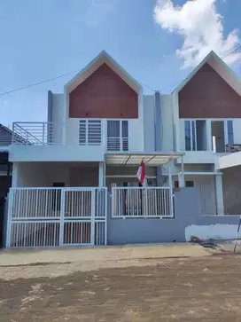 RUMAH MEWAH DKT KAMPUS DAN DINOYO