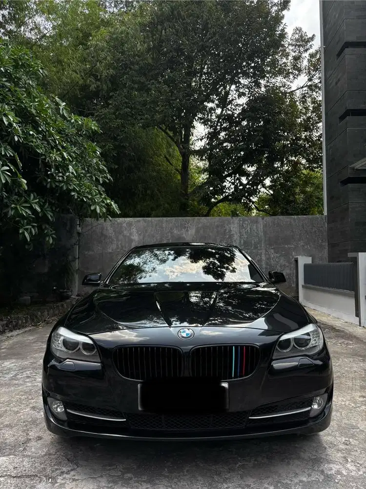 BMW 520i / F10 Hitam 2012 (Sunroof) low km ori