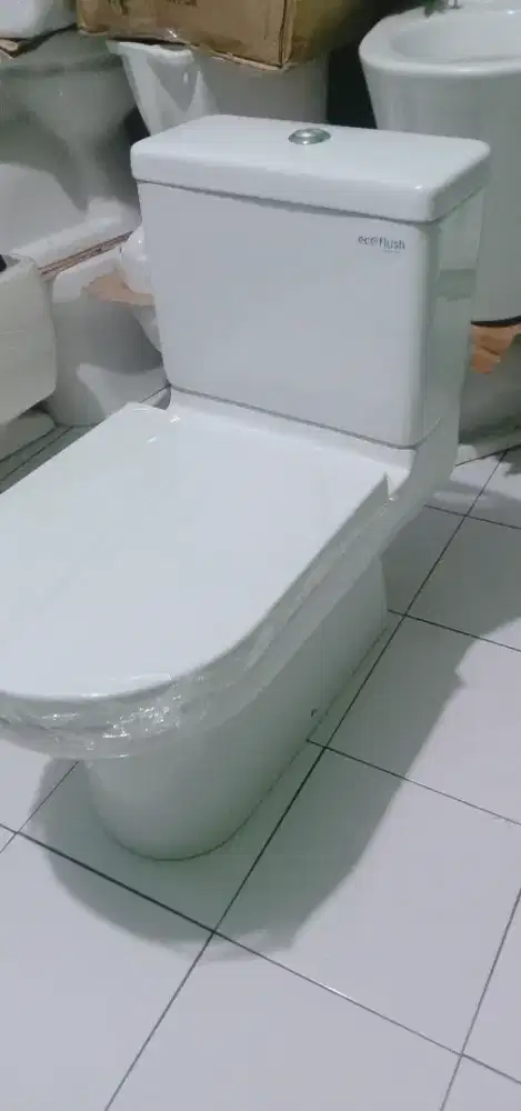 Kloset mrek Toto model mewah type CW826NJ.