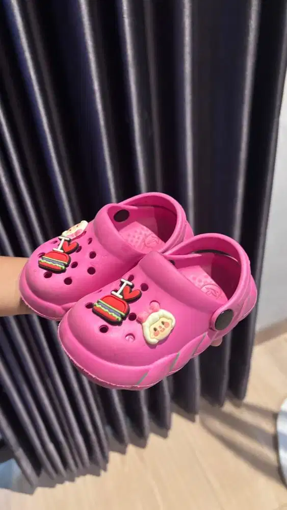 Sendal crocs pink
