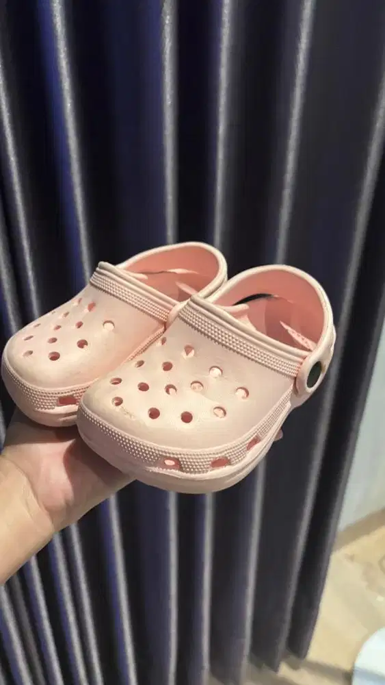 Sepatu crocs pink muda