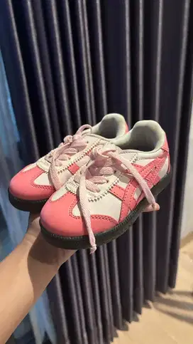 Sepatu asics pink