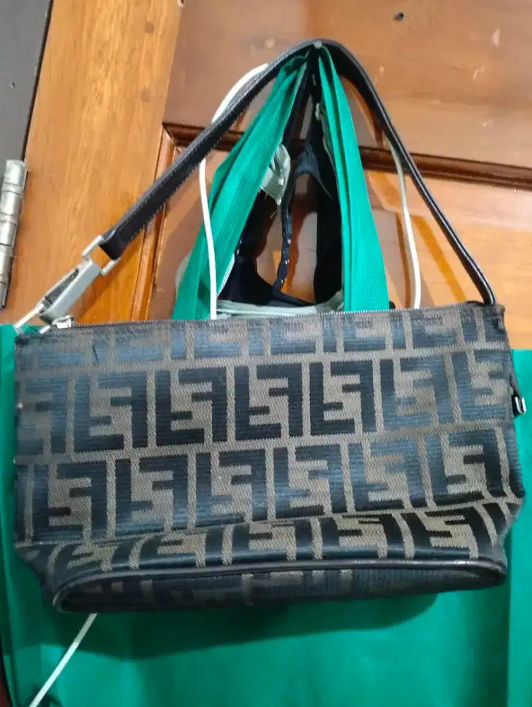 Menjual tas murah meriah