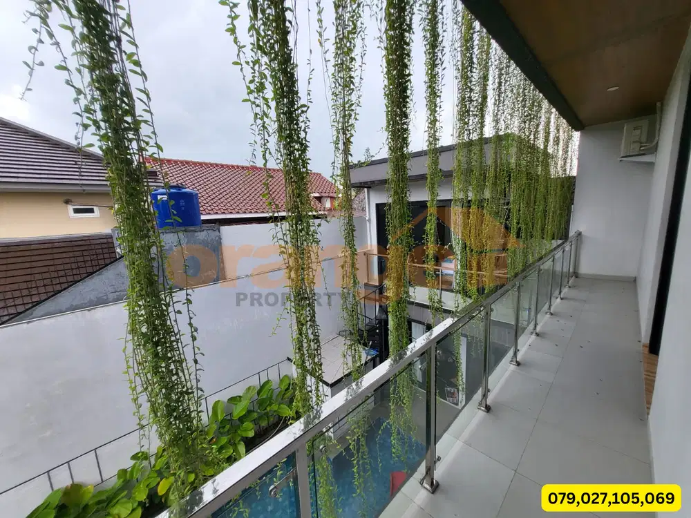 Di Jual Rumah Mewah 3 Lantai dengan Konsep Modern