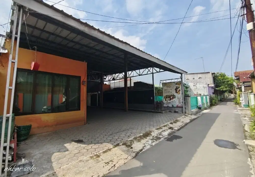 Tanah barat kampus ums solo