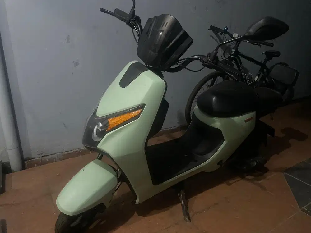 Sepeda listrik U-Winfly hijau Sage Masih Mulus