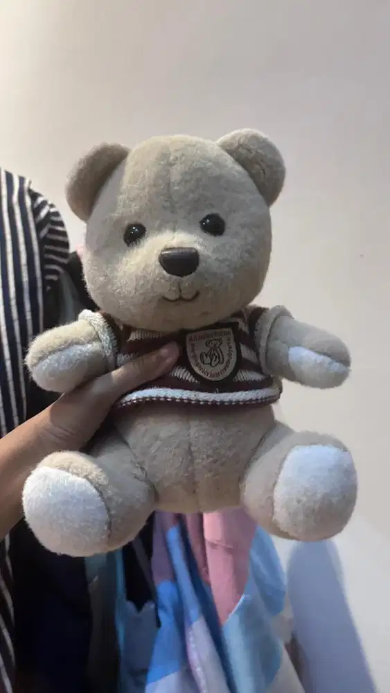 Boneka beruang cokelat