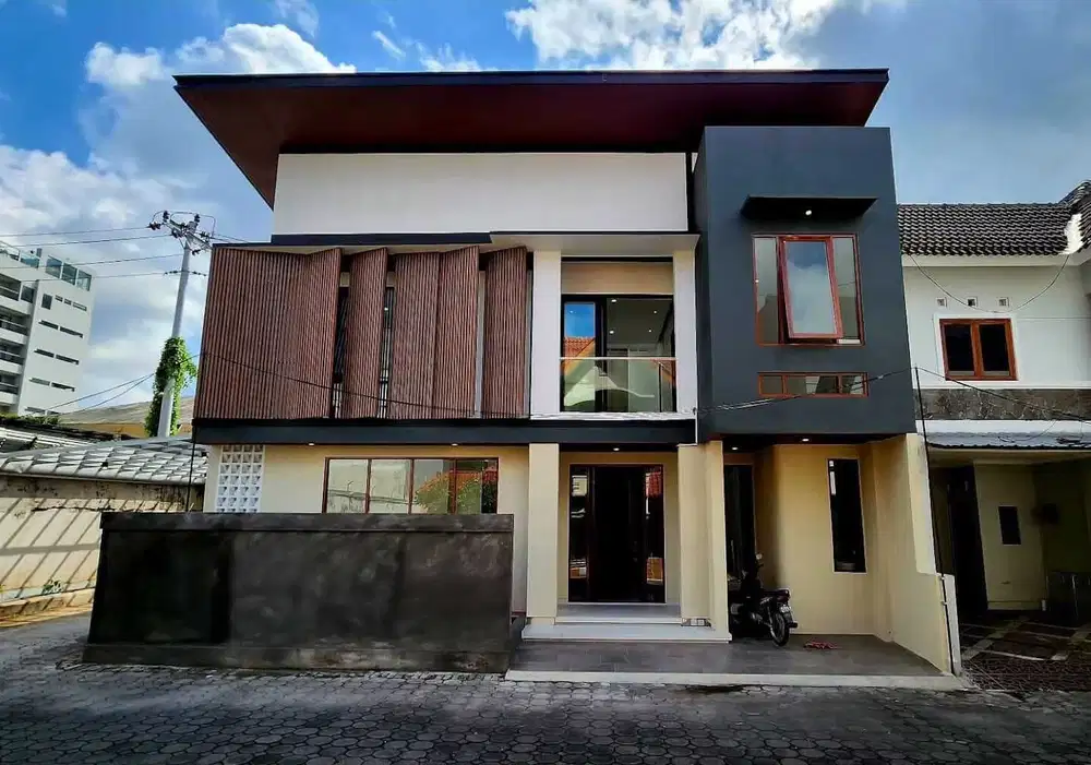 Rumah 2 Lantai Dalam Perum Di Seturan Dekat UPN, AMPLAZ, Pakuwon Mall