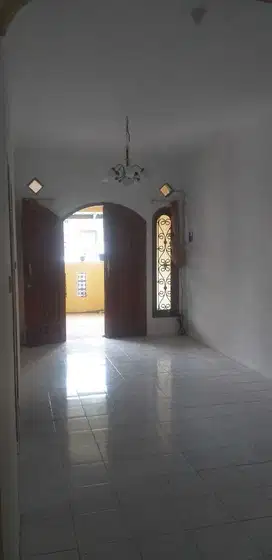 Dijual Cepat Rumah Bagus 1 1/2 Lantai SHM di Griya Jakarta Pamulang