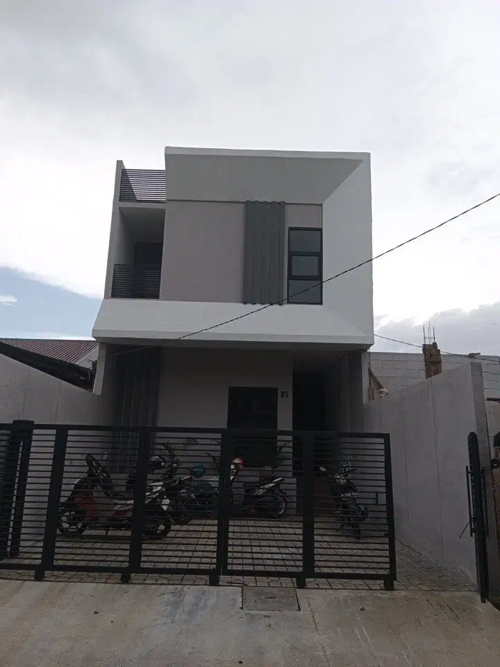 Rumah Baru Gaya Industrial Dengan halaman belakang di Sayap Turangga