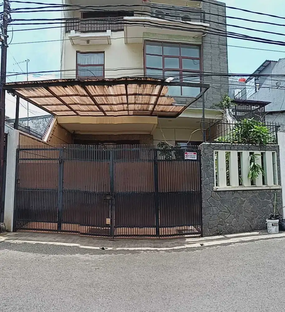 Rumah 3 Lantai siap Huni di Taman Cosmos, kedoya - Jakarta Barat