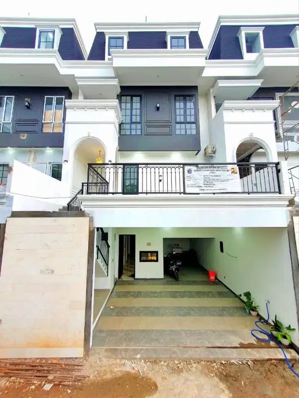 Rumah Mewah Ada Lift dan Swimmpool Siap Huni di Pejaten Barat