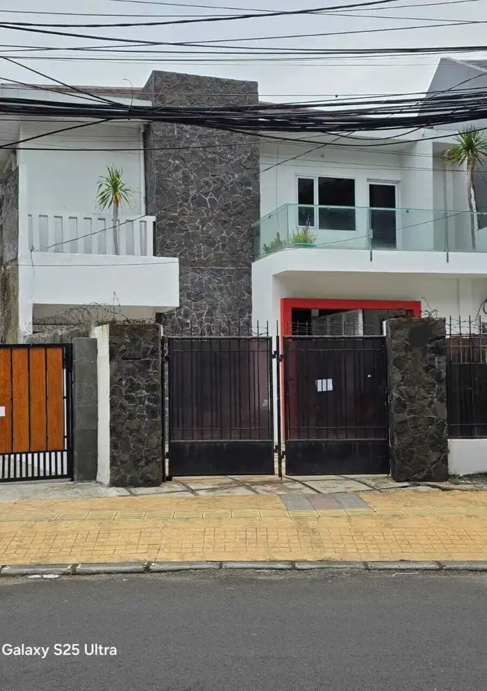 Rumah Cantik di Pinggir Jalan Raya Pulomas