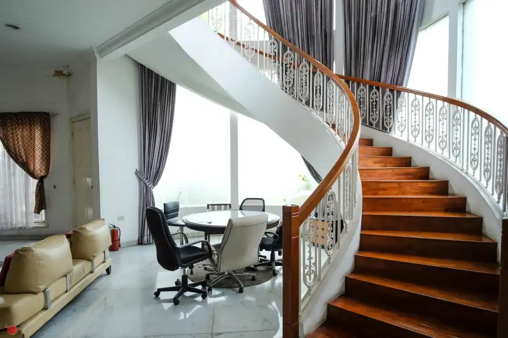 Dijual Rumah 2 Lantai dengan 4 Kamar Tidur dan 5 Kamar Mandi Siap Huni